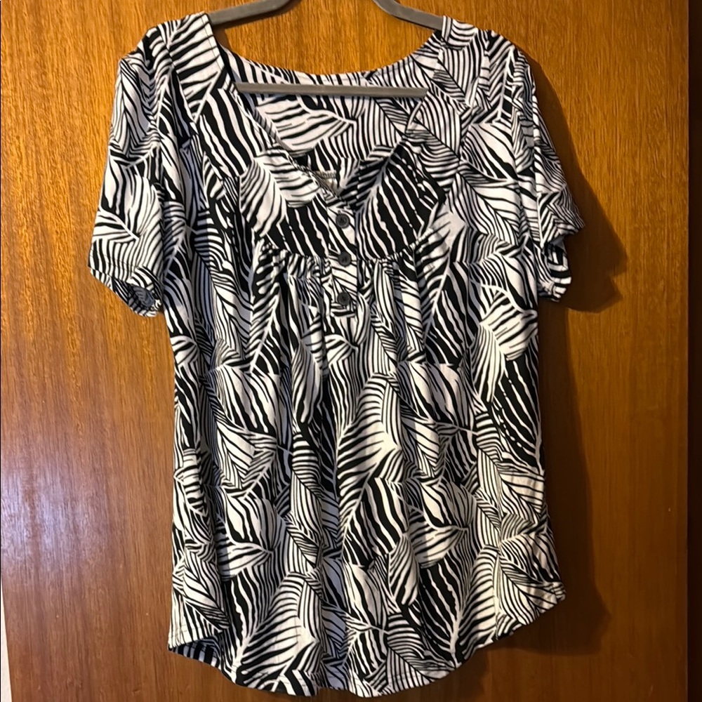 Stylish Black and White Women's Top XL